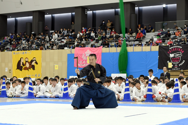 祖父江利久先生による儀和之鎌の形演武