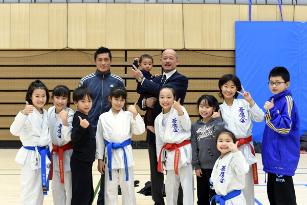 西村誠司先生、工藤開先生と蒼鷹会空手道教室の皆さん