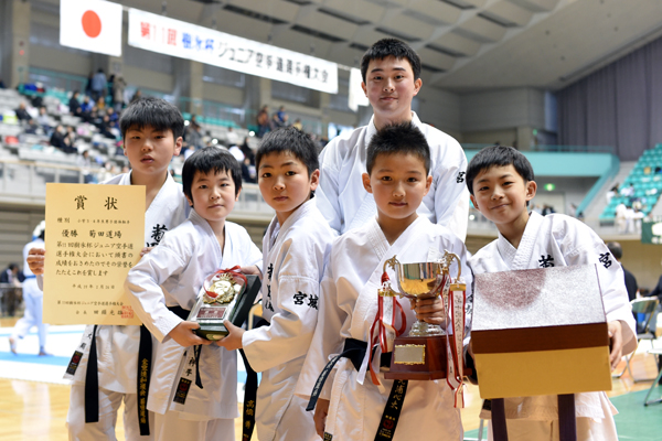 小学3・4年生男子団体組手で優勝した鈴木監督率いる菊田道場の皆さん