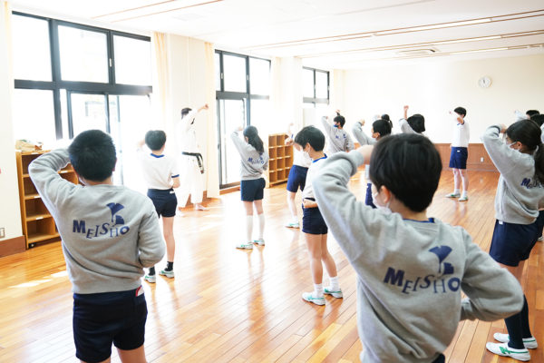 東京都・中央区の明正小学校で空手道の授業を開催