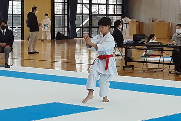 写真：第7回峡南地区少年少女空手道選手権大会 形試合の様子　その1