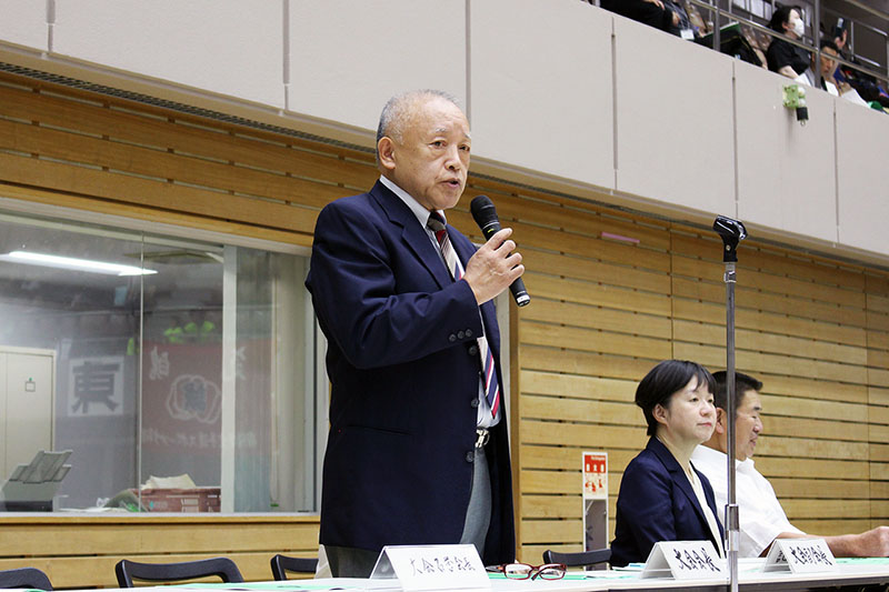 開会式で挨拶する安達剛・山形県空手道連盟会長