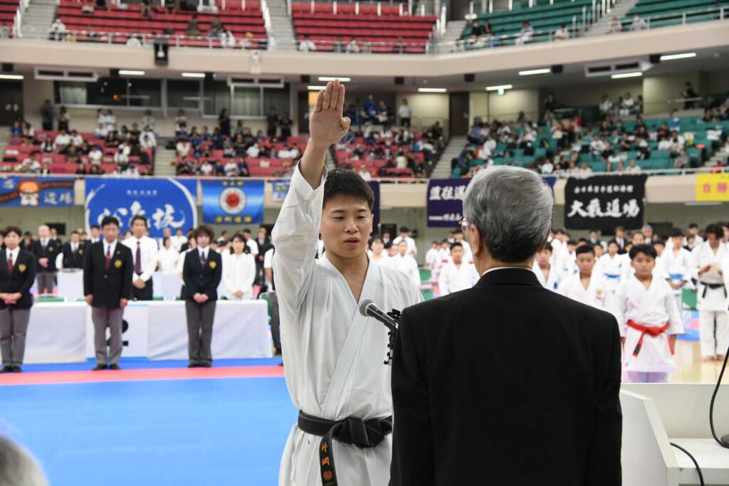 選手宣誓をする片岡大樹選手（帝京大学）