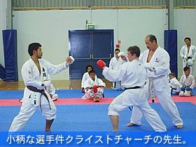 写真23・小柄な選手件クライストチャーチの先生。